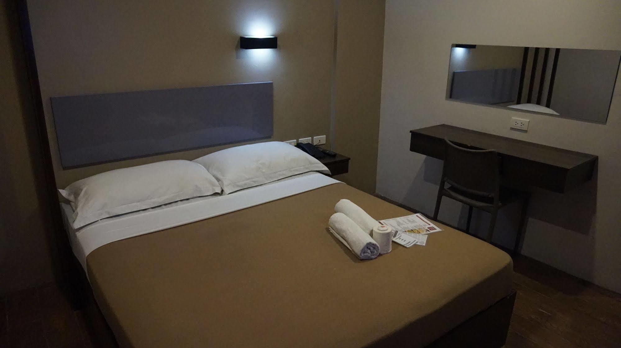 Oyo 637 Fox Hotel Quezon City Exterior photo