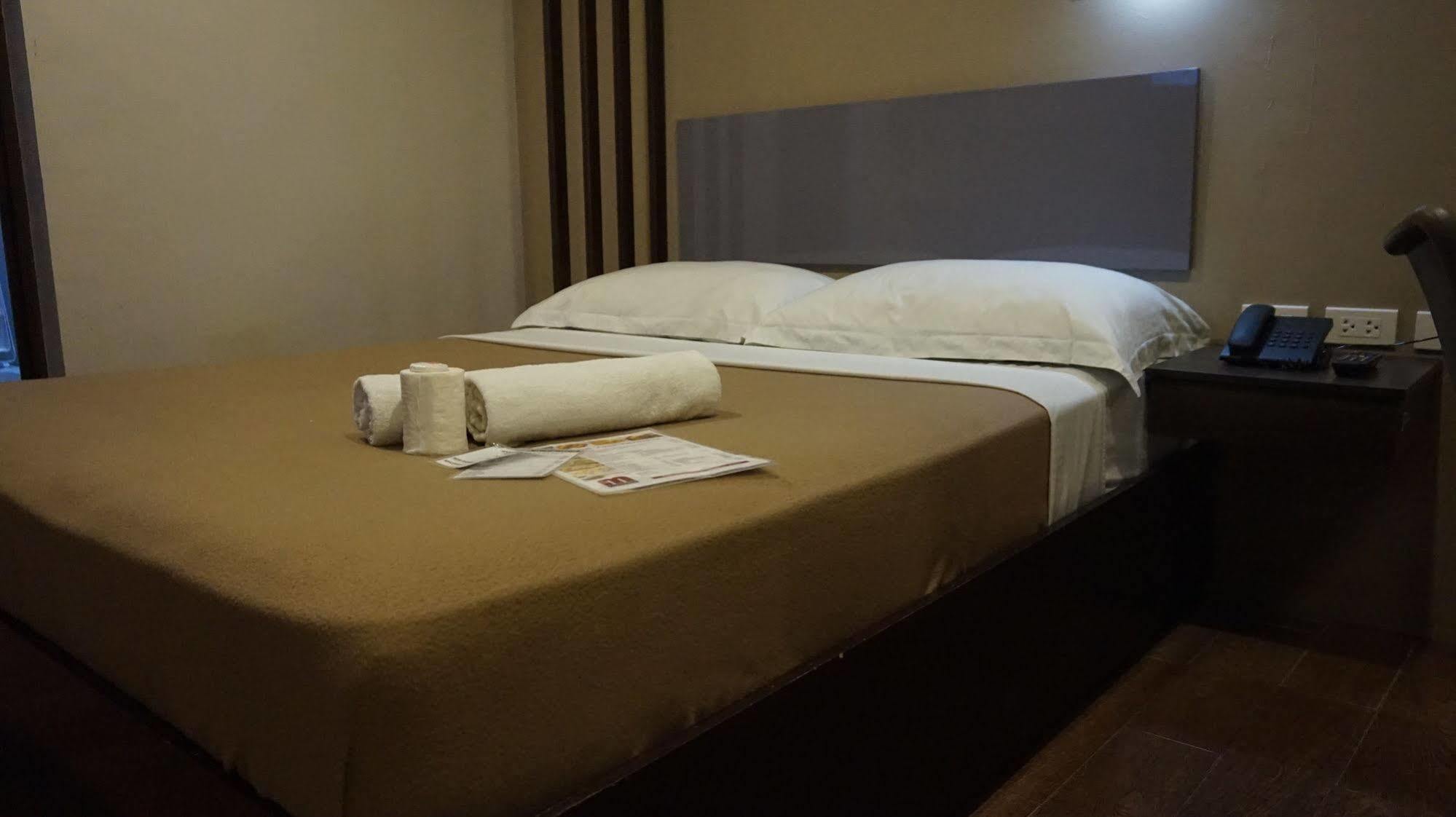 Oyo 637 Fox Hotel Quezon City Exterior photo